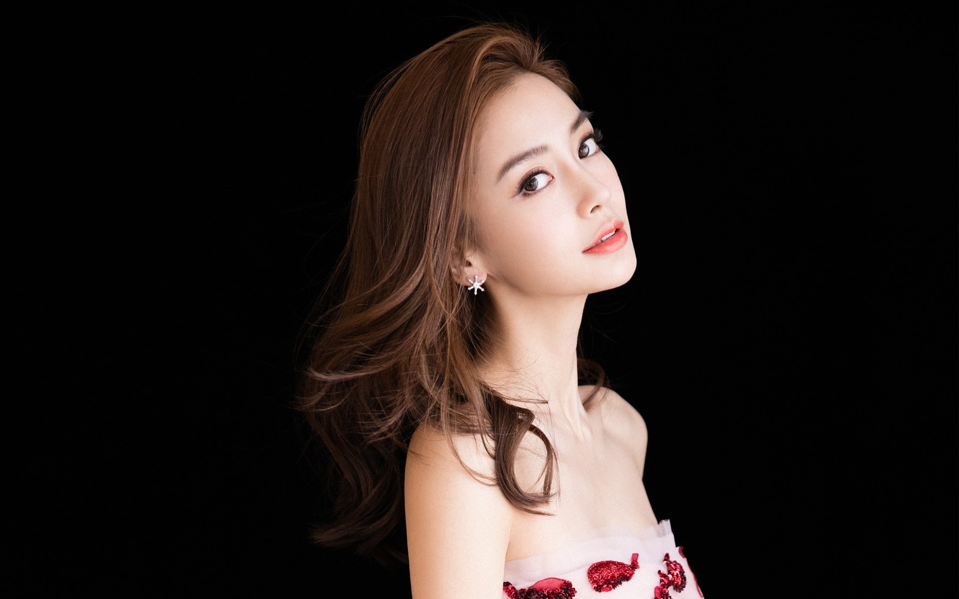 王楚钦登顶世界排名榜首振奋国乒，王楚钦参加世乒赛吗